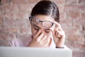 Ekran Zamanı ve Göz Yorgunluğu İlişkisi: Uzun Süreli Ekran Kullanımının Gözlere Etkileri