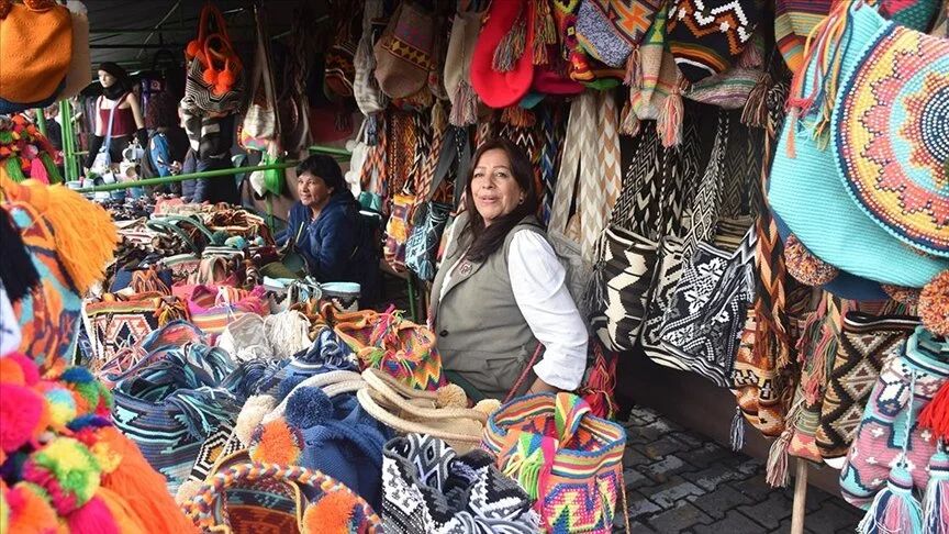 Yerel El Sanatları ve Alışveriş: Yerel Pazarlar, El Sanatları ve Hediyelik Eşya Alışverişi