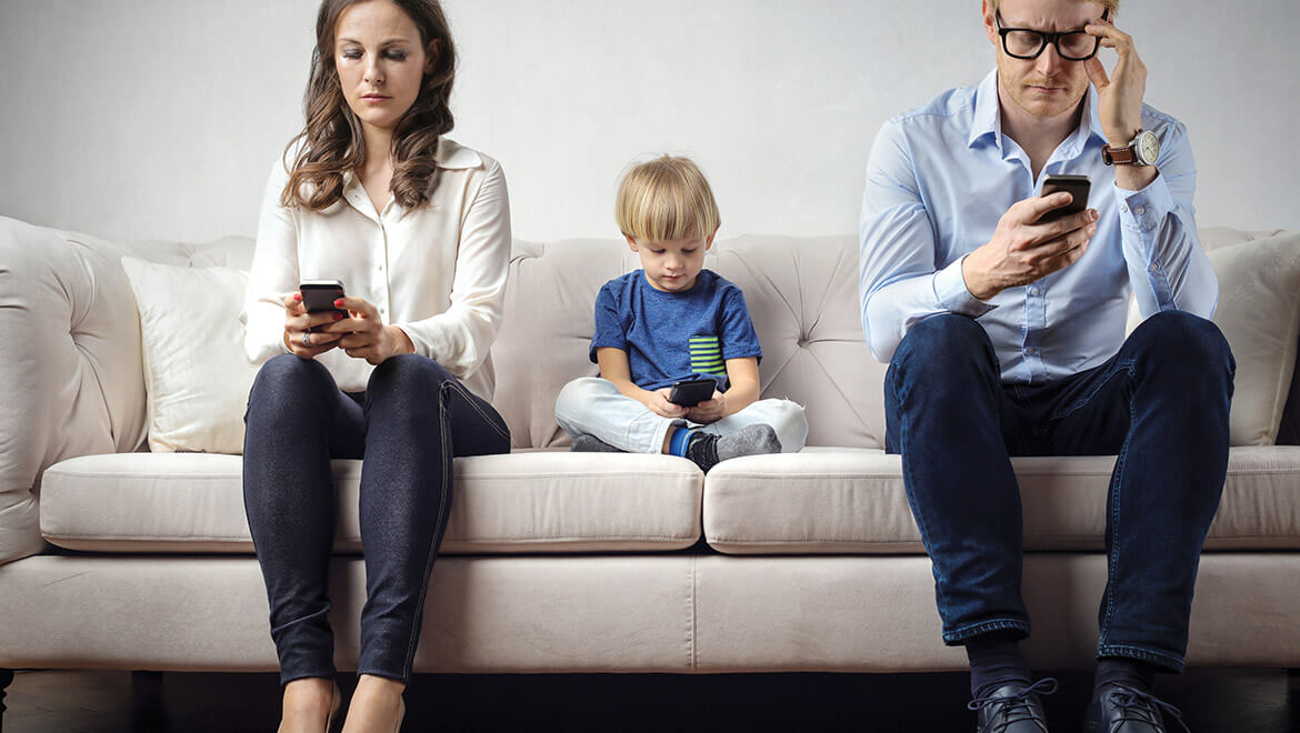 Teknolojinin Aile İlişkilerine Etkisi: Ekran Zamanı Yönetimi ve Dijital Denge