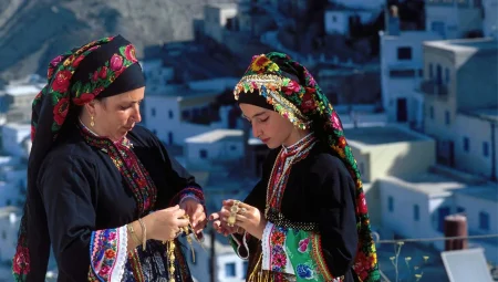 Yerel Kültürler ve Gelenekler: Geleneksel El Sanatları ve Yerel Festivaller