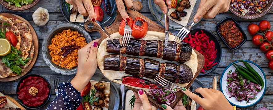 Gurme Seyahat Rehberleri ve Gastronomik Geziler: Yemek Meraklıları için Gastronomik Destinasyonlar ve Yerel Yemek Kültürünü Keşfetme Rehberleri