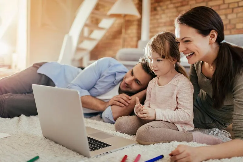 Aileler İçin Teknoloji Kılavuzu: Çocukların Teknoloji Kullanımını Yönetme ve Denetleme Stratejileri