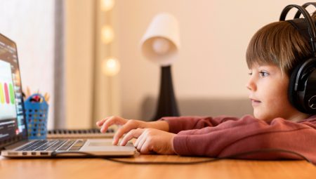 Teknoloji ve Çocuklar: Dijital Okuryazarlık ve Ekran Zamanı Yönetimi