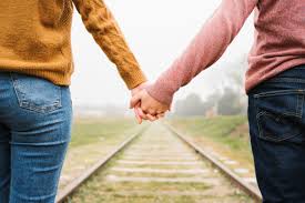 Minimalizm ve İlişkiler: Daha Derin Bağlar Kurmak İçin Daha Azla Nasıl Mutlu Oluruz?