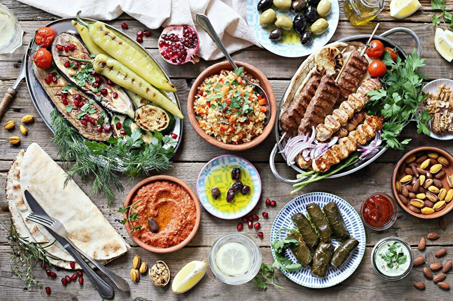 Yerel Lezzetler ve Geleneksel Mutfaklar: Yöresel Yemek Tarifleri ve Kültürel Lezzetler