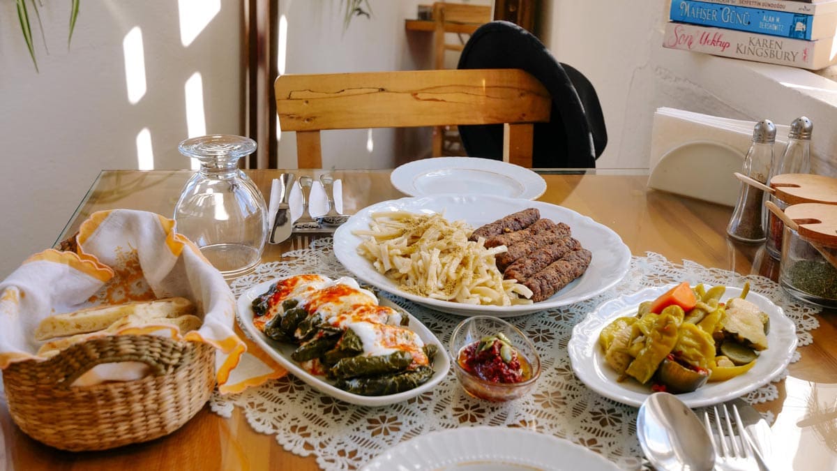 Yöresel Restoranlar ve Lokantalar: Yerel Lezzetleri Sunan En İyi Restoranlar ve Lokantaların İncelemesi