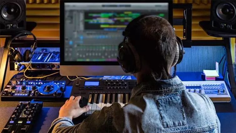 Müzik Üretimi ve Dijital Teknoloji: Evde Müzik Prodüksiyonu ve Dijital Müzik Araçları