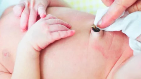 Yeni Doğan Bebeğinize Göbek Bağı Bakımı Nasıl Yapılır?