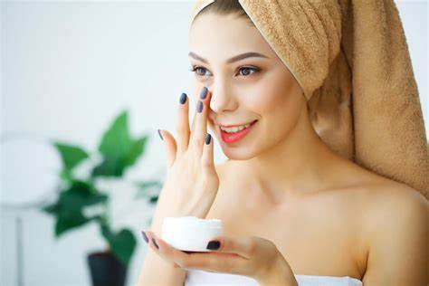 Evde Uygulayabileceğiniz Yüz Bakım Rutinleri Nelerdir?